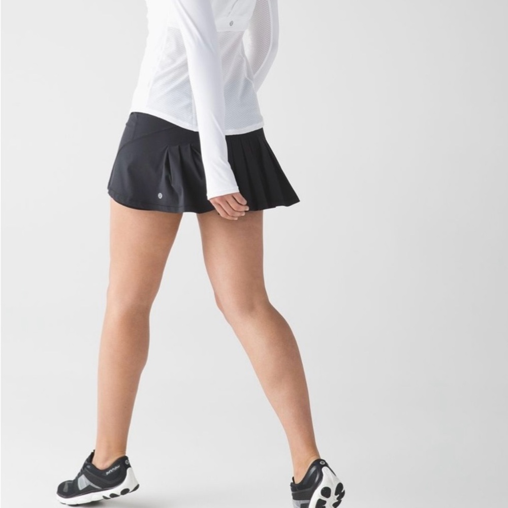 Lululemon Circuit Breaker Skirt in black size 6